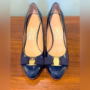 Amazing condition navy patent leather Salvatore Ferragamo Heels sz 7.5